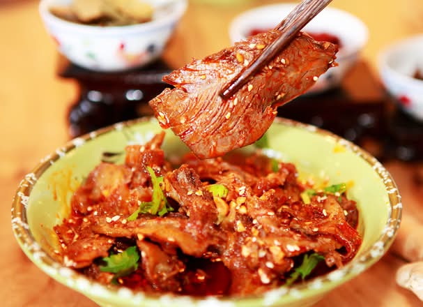A16 夫妻肺片 spiced beef mixed with spicy sauce (beef, ox tripes, and cow heels)
